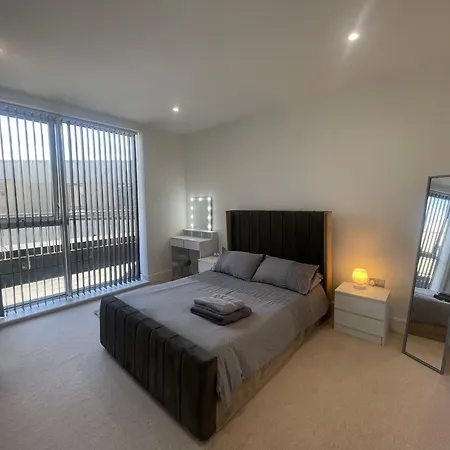 Luxury Top Floor Penthouse Apartment Near Heathrow-2