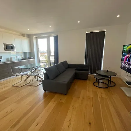 Luxury Top Floor Penthouse Apartment Near Heathrow-3