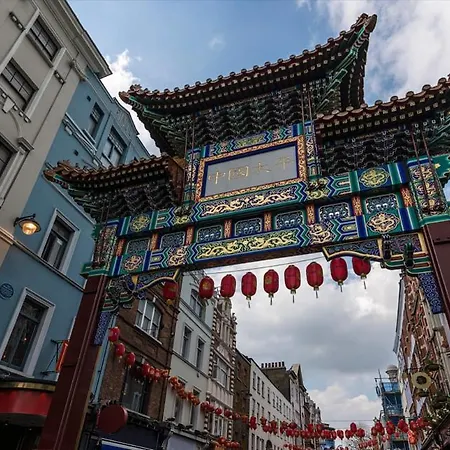 Stylish 2 Bedroom Apartment In The Heart Of Soho Walk To Cafes & Attractions!-2