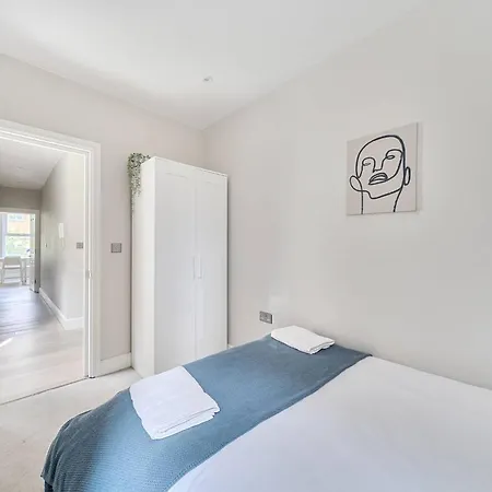 Brilliant 2 Bed Apartment - Spacious, Central & Well-Connected-2