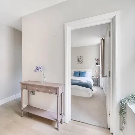 Brilliant 2 Bed Apartment - Spacious, Central & Well-Connected-3