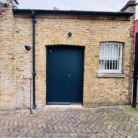 Stylish & Cosy 2 Bedrooms Mews-2