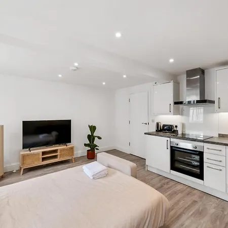 Prime Location Kensington Apartments-2
