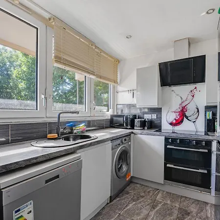 Peckham Apartment With 2 Balcony-3