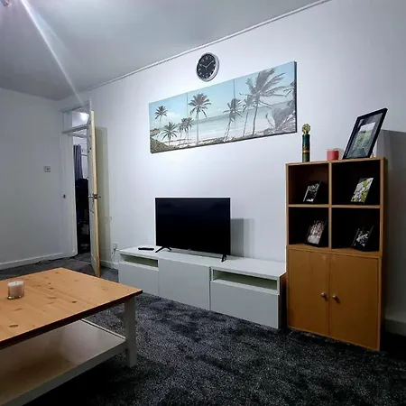 Cosy One Bedroom Flat With Private Parking-3