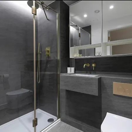 St Pancras, Luxury 3 Bed Apartment, 2 Balconies-2