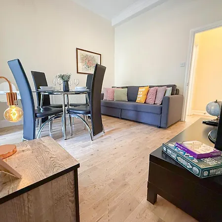 Cozy 1-Bdr Finsbury Park Apt With Mini Garden, Paid Parking Near Emirates Stadium & Islington By Staylio London-3