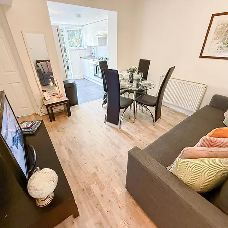 Cozy 1-Bdr Finsbury Park Apt With Mini Garden, Paid Parking Near Emirates Stadium & Islington By Staylio London-2