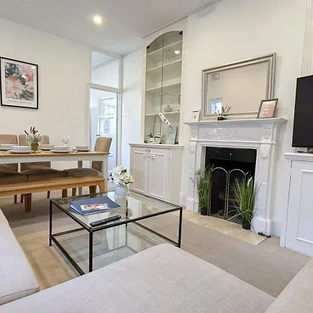 Lovely 3-Bedroom Maisonette In Hammersmith With Rooftop Terrace Near Shepherds Bush & Ravenscourt Park By Staylio London-3
