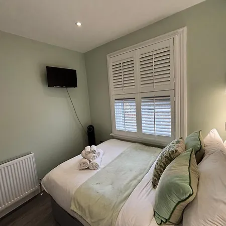 Delux Double Bedroom En Suite With Tea & Coffee Facilities-2