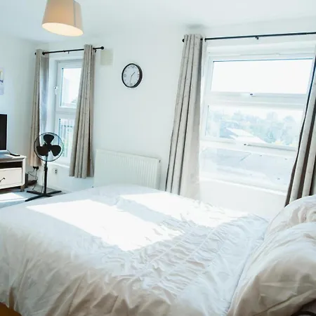 Modern 2 Bedroom Terrace-3