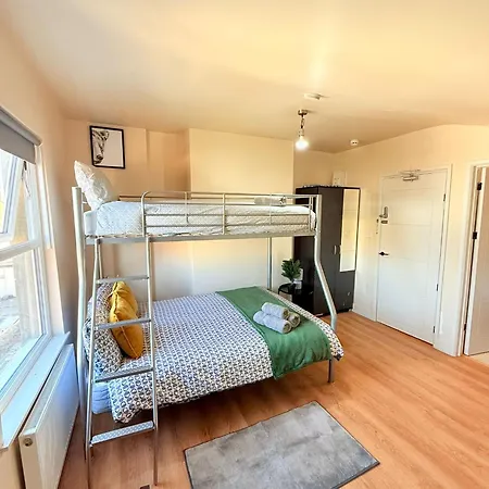 Tooting Broadway Guest Studios-2