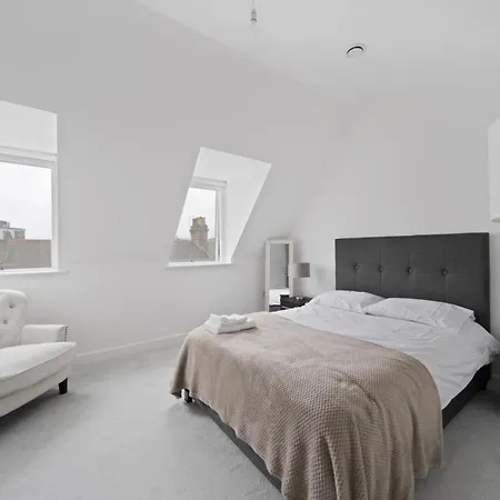 Spacious 4-Bed Townhouse With Parking-2