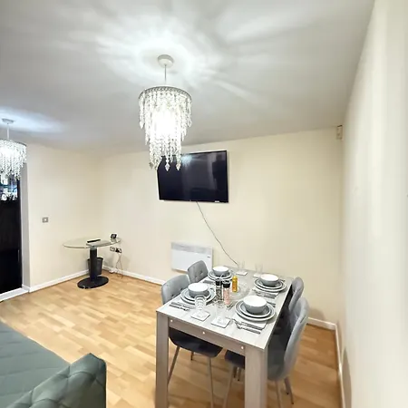 2 Bedroom Luxurious Apartment In Stratford London-3