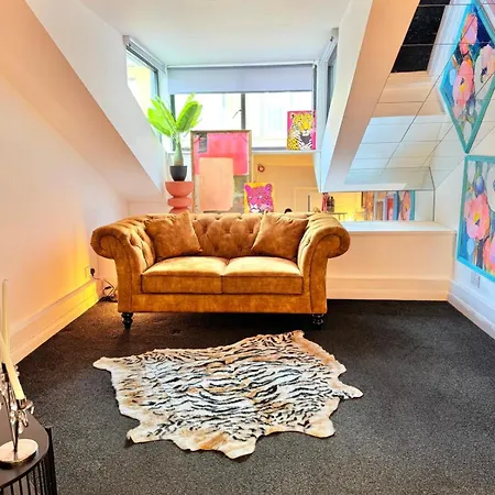 Designer 2-Bed Flat By Tower Bridge-3
