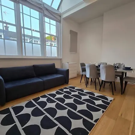 Elegant 2 Bedroom Apartment In Knightsbridge-2