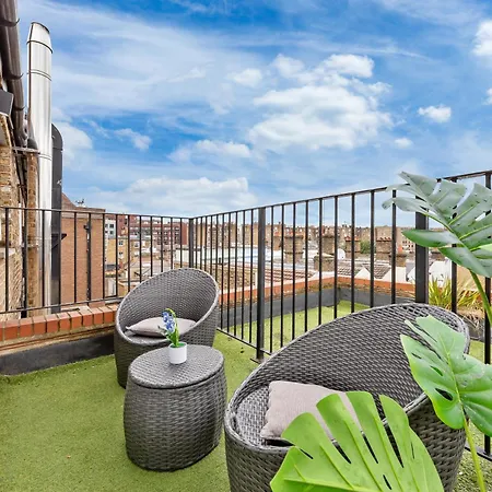 Charming Kensington Retreat-3