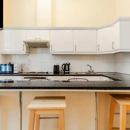 Comfy Apartments In Queensway-3