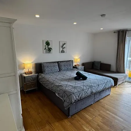 En-Suite Room With A King Size Bed And Private Balcony-2