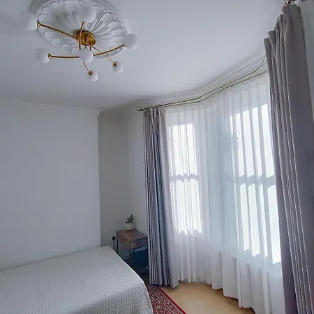 New Refurbished One Bed Flat In The West London-3
