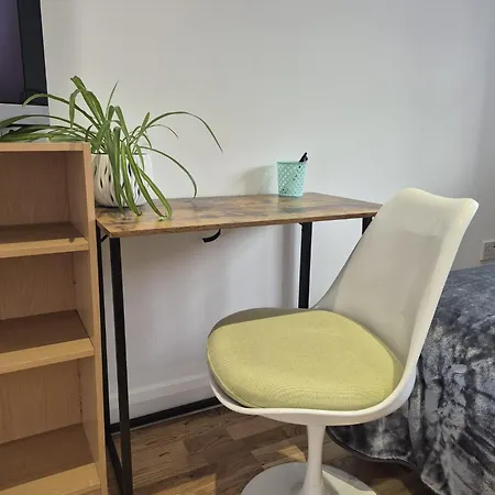 Your London Escape - Cosy Studio W Fast Wi-Fi & Free Onstreet Parking-2