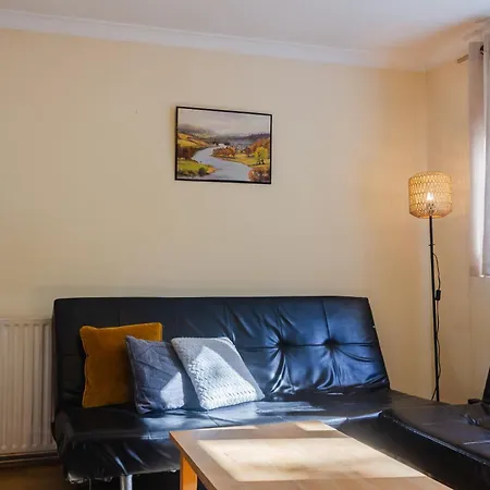 Spacious 4Br Home In Southfields - 5 Beds, Wifi And Parking-3
