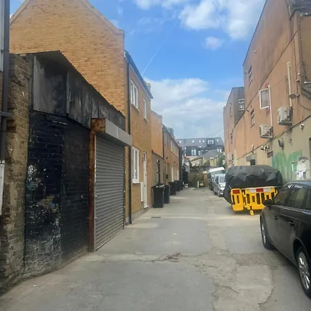 Bright Ground Floor Flat With Free Parking And Balcony Near Stoke Newington-2
