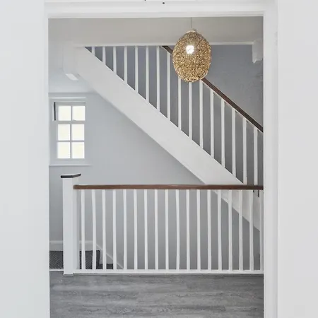 Stunning 3Bed 2Bath Family Home With Garden-3