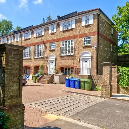 Stunning 3Bed 2Bath Family Home With Garden-2