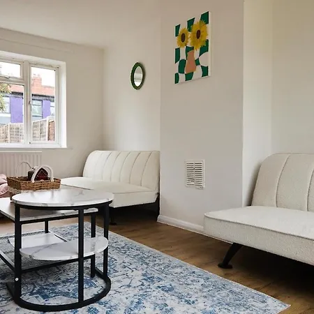 Stylish Wembley Home With Hot Tub, Parking & Garden-2