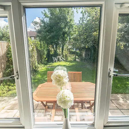 Wimbledon Town Centre Garden Apartment With Private Parking - Sleeps 5-2