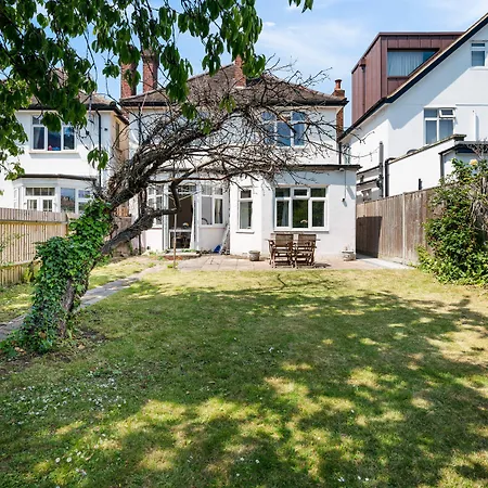 Wimbledon Town Centre Garden Apartment With Private Parking - Sleeps 5-3