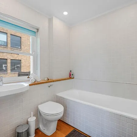 Luxury Spacious 3 Bedroom, 3 Bathroom Apartment, Walk To Soho, West End, Covent Garden, China Town, Piccadilly In Minutes, Complimentary Fast Wifi, Tea & Coffee-3