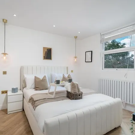 Apt - Sleeps 3 - Parking - Station Close - Balcony-2