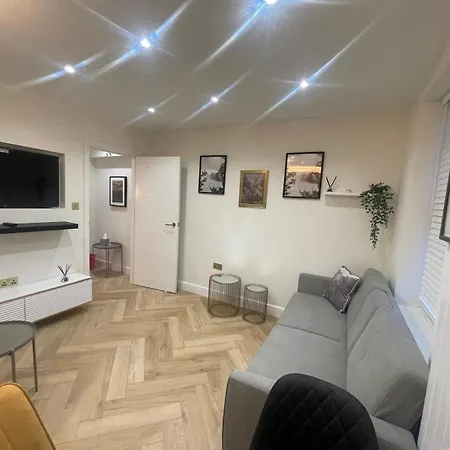Apt - Sleeps 3 - Parking - Station Close - Balcony-3