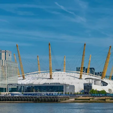 Stylish Penthouse Apartment 1 Min Walk To Excel London-3