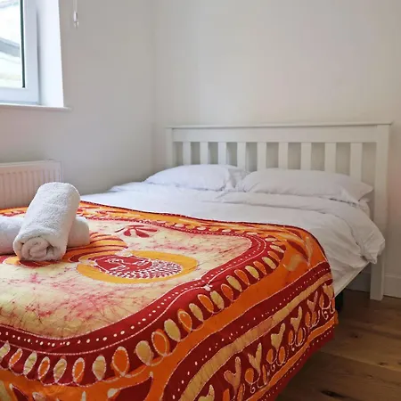 Bright Ground Floor Flat With Free Parking And Balcony Near Stoke Newington-3