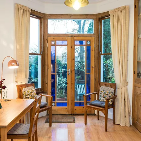 New Stylish 1 Bedroom Flat With Garden | London-2