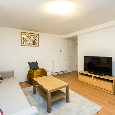 New Stylish 1 Bedroom Flat With Garden | London-3