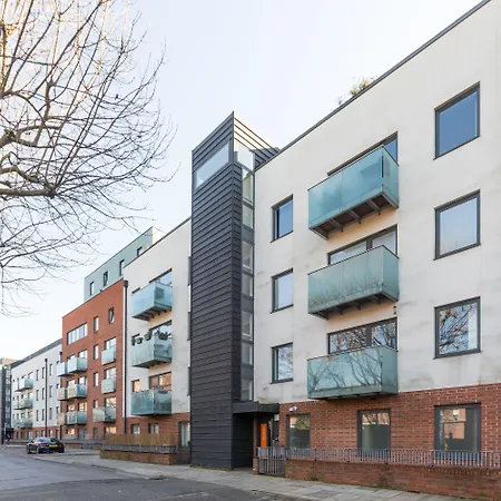 Luxury 2-Bed Flat Parking Near Tube And Emirates-2