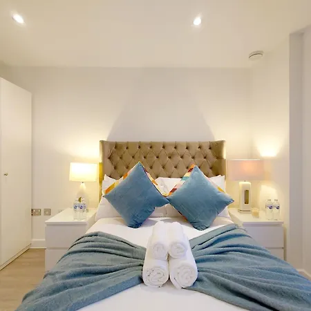 Deluxe Two Bed Apartment With River & City View-2