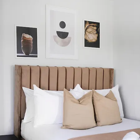 Premium Luxe Spacious 3 Bedroom Apartment West London Perfect For Families And Conctrators-3