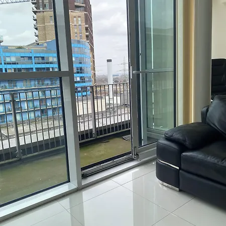 Cosy 3 Bed Penthouse In Royal Docks London-3
