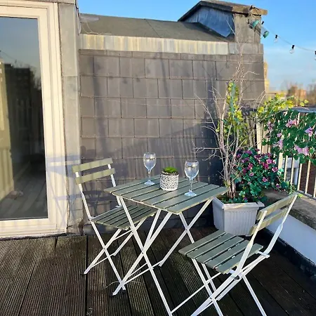 Modern With Stylish Terrace - Your London Oasis!-3