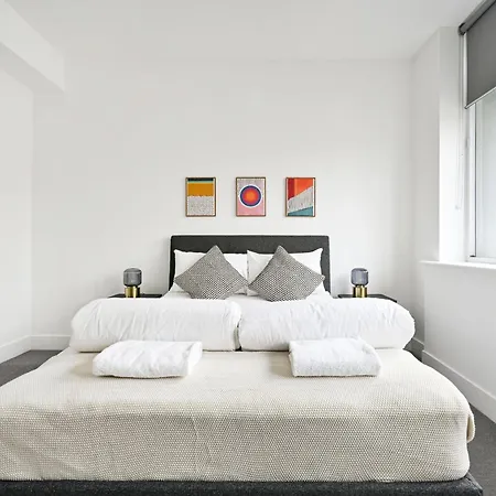 Shoreditch Comfortable 3 Bed Apartments-3