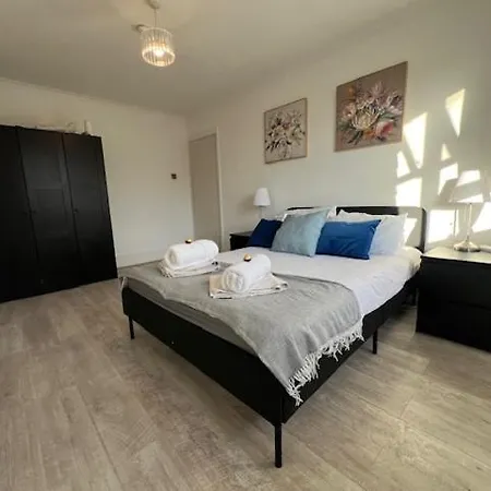 Stylish 2-Bedroom Apartment! Long-Term Stay!-3