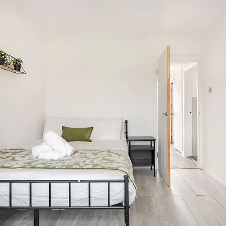 Stylish 2-Bedroom Apartment! Long-Term Stay!-2
