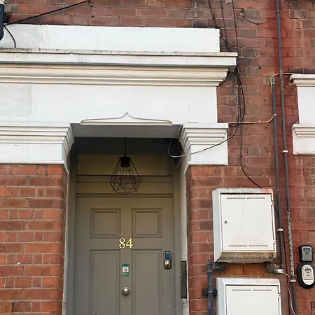 Brilliant 2 Bed Apartment - Spacious, Central & Well-Connected-3