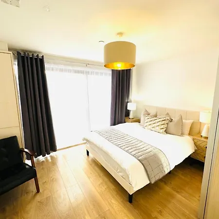 Westferry Deluxe Apartment 3-3