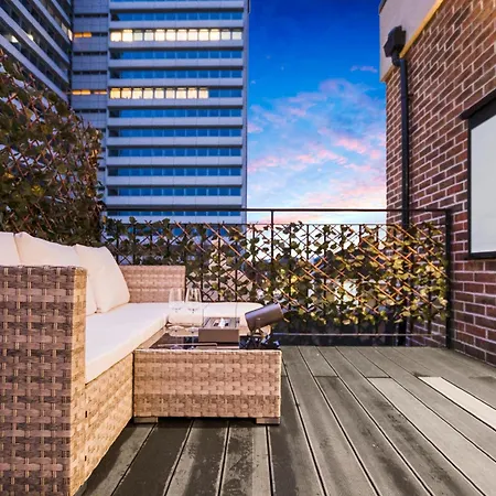 Modern Cosy 2 Bed Apartment, Smart Tv & Netflix With Private Balcony And City View-3